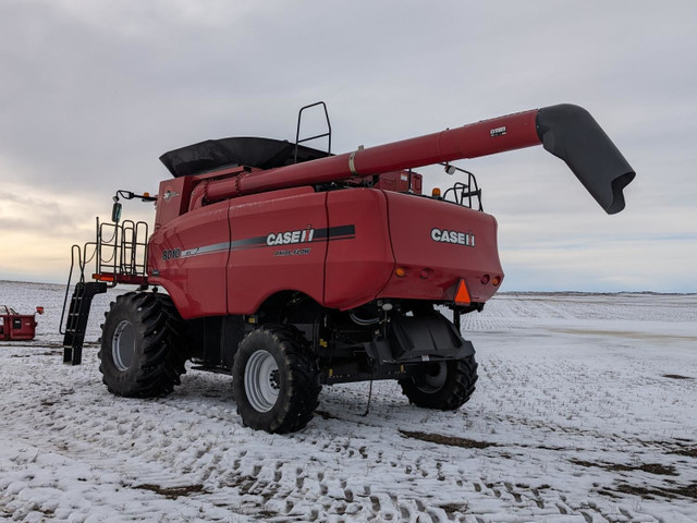 2007 Case IH Class 8 Combine 8010 in Farming Equipment in Regina - Image 3