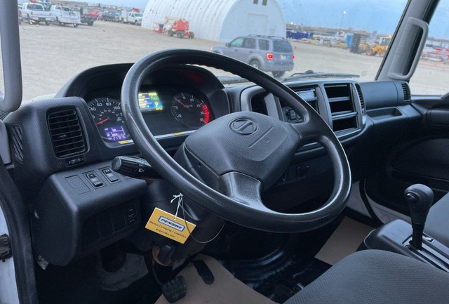 2018 Hino 268 4X2 24 FT Van Body/Box Truck in Cars & Trucks in Calgary - Image 4