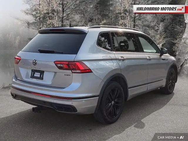 2022 Volkswagen Tiguan Comfortline R-Line Black Edition in Cars & Trucks in Hamilton - Image 6