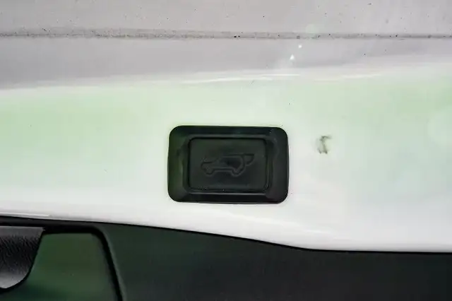 2019 Toyota RAV4 Hybrid Limited • SUNROOF • COOLED LEATHER • CP/ in Cars & Trucks in Cornwall - Image 10