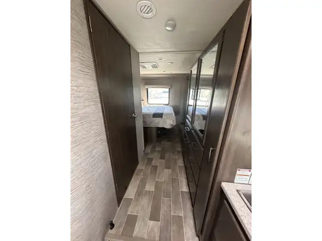 2021 Thor Motor Coach Chateau 31 W in RVs & Motorhomes in Nelson - Image 18