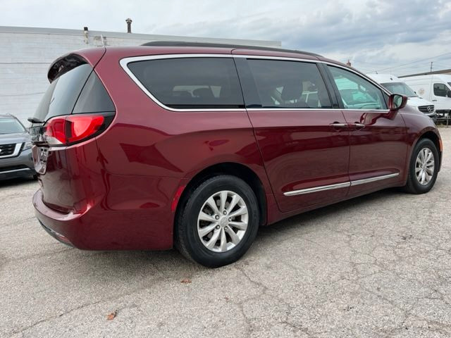 2017 Chrysler Pacifica Touring-L in Cars & Trucks in City of Toronto - Image 4