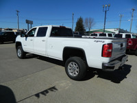 2015 GMC SLE DURAMAX DIESEL 3500 H/D (¾ TON ) 4x4, Automatic transmission ,Cruise control,Tilt steer... (image 2)