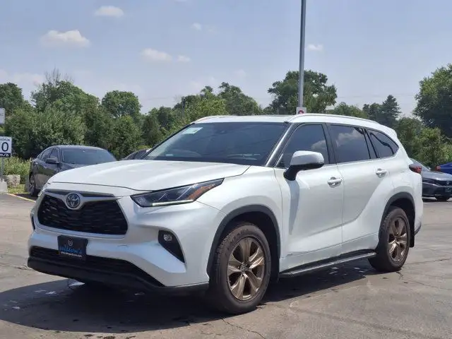 2023 Toyota Highlander Hybrid XLE Bronze Edition | Adaptive in Cars & Trucks in Guelph - Image 2
