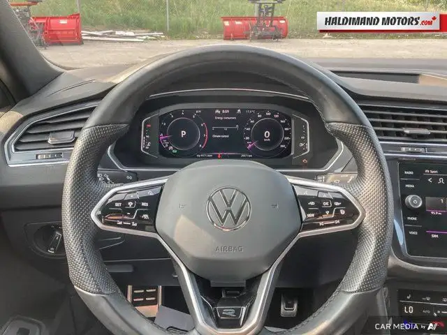 2022 Volkswagen Tiguan Comfortline R-Line Black Edition in Cars & Trucks in Hamilton - Image 18
