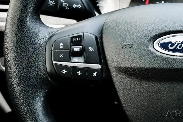 2020 Ford Escape SE • HEATED SEATS • CP/AA • NAV • PARK ASSIST in Cars & Trucks in Kingston - Image 18