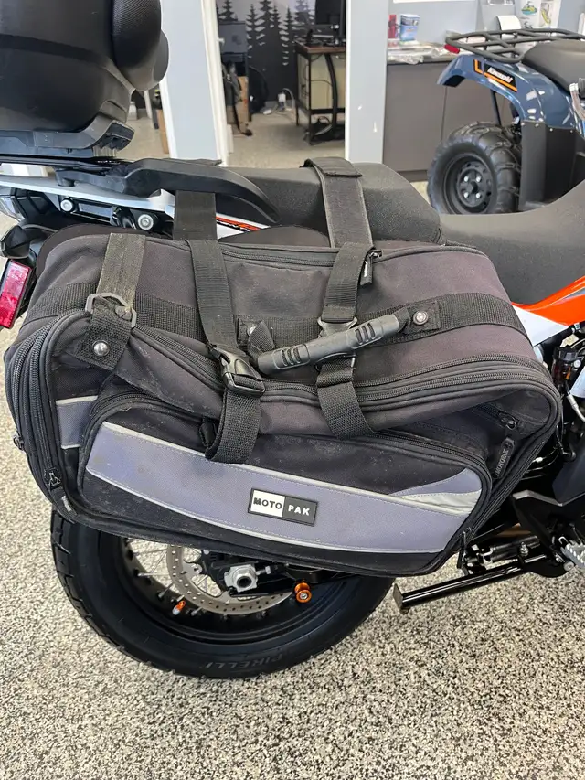 1 KTM ADVENTURE 890 MOTO AVENTURE A L'ETAT NEUF IMPECCABLE AUCUN in Other in Lac-Saint-Jean - Image 7