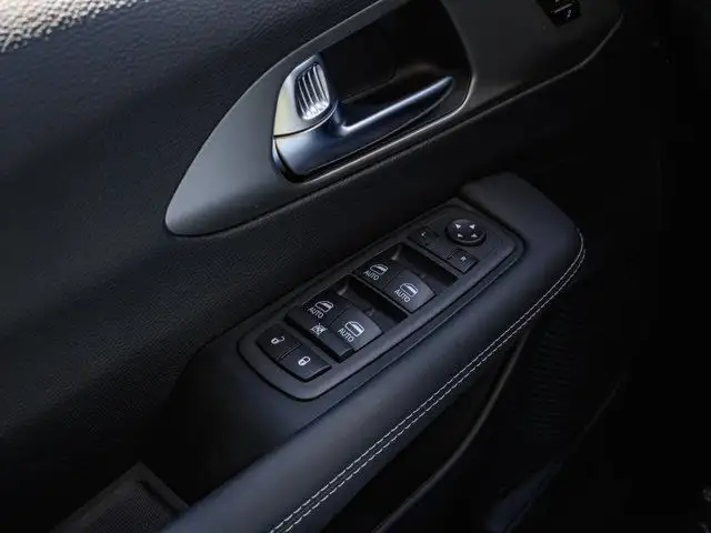 2025 Chrysler Pacifica Select in Cars & Trucks in Barrie - Image 35