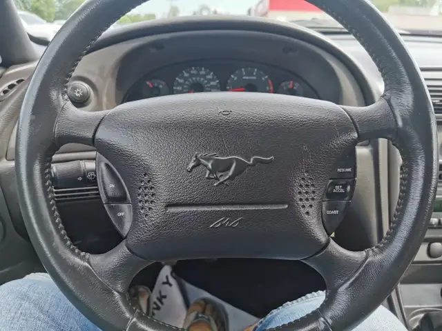 2001 Ford Mustang Deluxe dans Autos et camions dans Belleville - Image 16