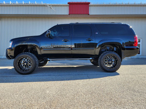 2013 Chevrolet Suburban Z71 / 4x4 / 7'' LIFT KIT / 20'' Wheels & 35'' Tire