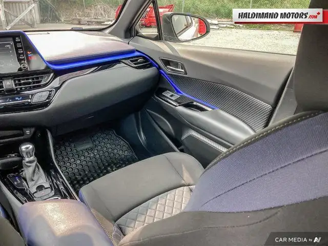 2020 Toyota C-HR XLE Premium in Cars & Trucks in Hamilton - Image 29