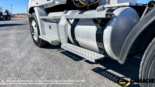 2011 FREIGHTLINER CASCADIA CA113DC DAY CAB in Heavy Trucks in Chilliwack - Image 17