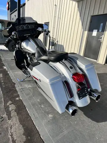 2015 Harley-Davidson FLHXSE - CVO Street Glide in Sport Touring in Winnipeg - Image 5