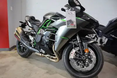 2025 Kawasaki Ninja H2 Carbon BUILT BEYOND BELIEF The Ninja H2 and Ninja H2 Carbon bring the mind-be...