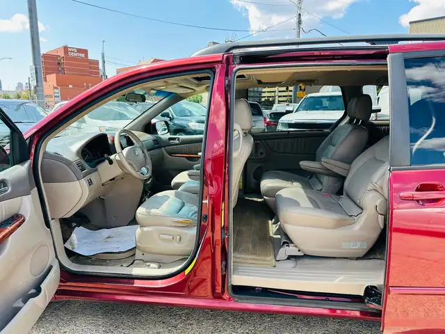 2004 Toyota Sienna XLE in Cars & Trucks in Edmonton - Image 11