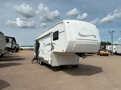 Well Maintained with Lots of Cupboard Space! Call Dealership for more details on this 5th Wheel! Spe...