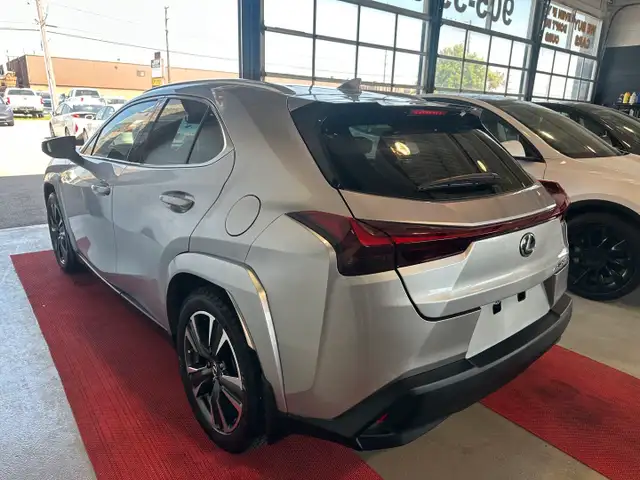 2024 Lexus UX 250h dans Autos et camions dans Région d’Oakville/Halton - Image 6