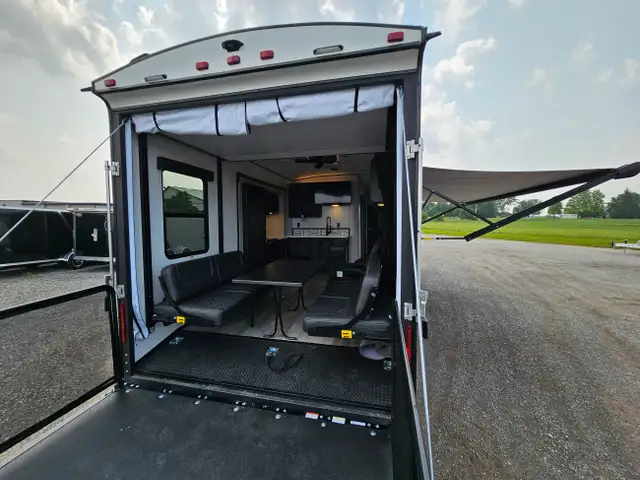 TOY HAULER CLEARANCE -STYKER 3414 W/REAR PATIO DECK UNDER COST in RVs & Motorhomes in London - Image 34