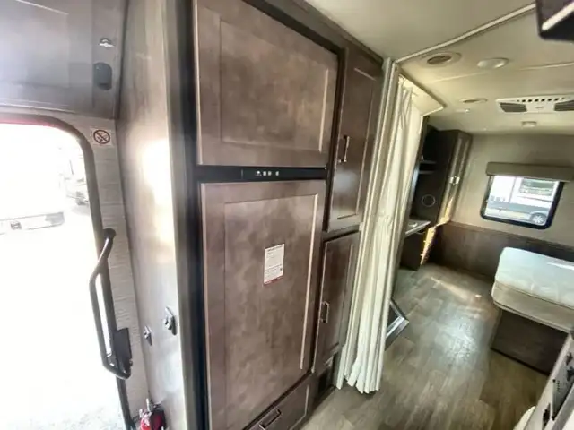 2020 Winnebago Adventurer 30T in RVs & Motorhomes in Abbotsford - Image 12