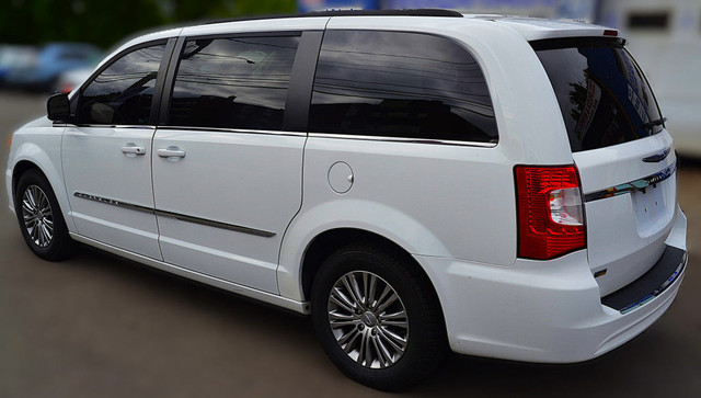 2014 Chrysler Town & Country 4dr Wagon Touring in Cars & Trucks in Hamilton - Image 3