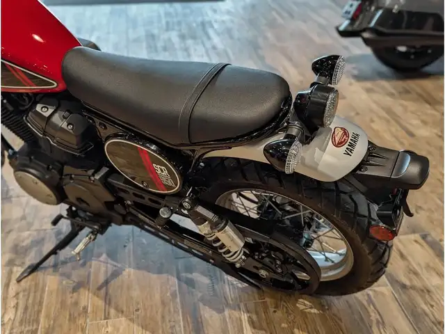 2017 Yamaha SCR950 // Charcoal Silver and Rapid Red in Dirt Bikes & Motocross in Winnipeg - Image 13