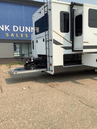 Columbus CMF393RLW The 393RL is the biggest couples coach River Ranch has to offer. This floorplan p... (image 6)