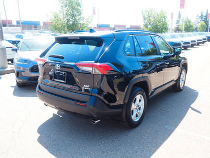 2021 Toyota RAV4 Hybrid XLE AWD. Sunroof. Heated Steering & Seat in Cars & Trucks in Edmonton - Image 2