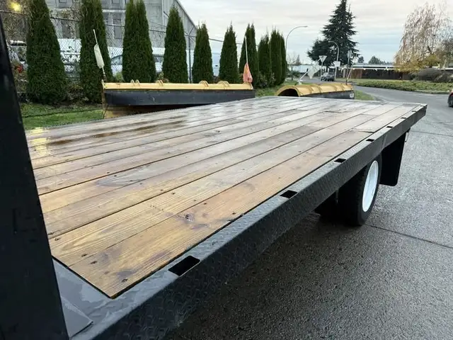 2018 isuzu NPR 16 Foot Flat Deck in Heavy Trucks in Richmond - Image 12