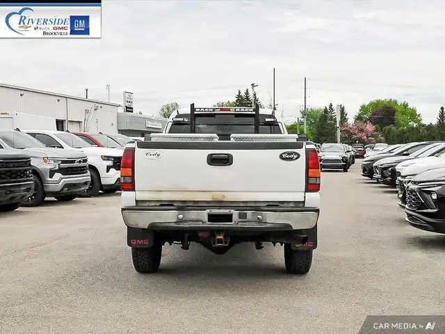 2006 GMC Sierra 2500HD SL in Cars & Trucks in Brockville - Image 5