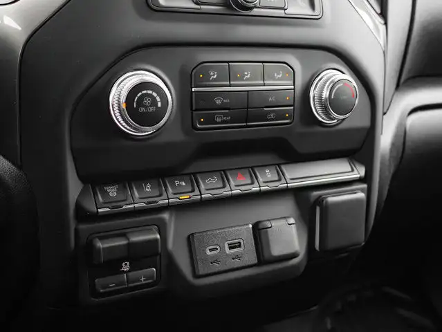 2025 GMC Sierra 3500HD Pro dans Autos et camions dans Comté de Strathcona - Image 25
