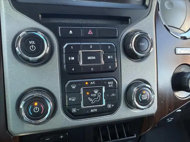 2015 Ford F-350 SD XLT Crew Cab 4WD in Cars & Trucks in Saskatoon - Image 14