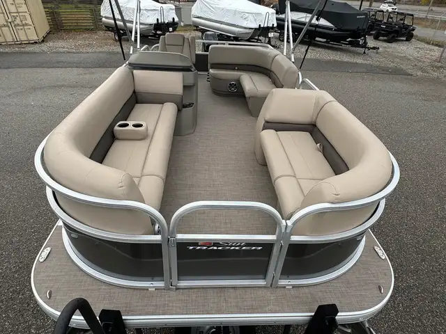 2025 Sun Tracker Party Barge 18 DLX -Mercury 60 Best Pontoon Boa in Powerboats & Motorboats in Prince Albert - Image 7