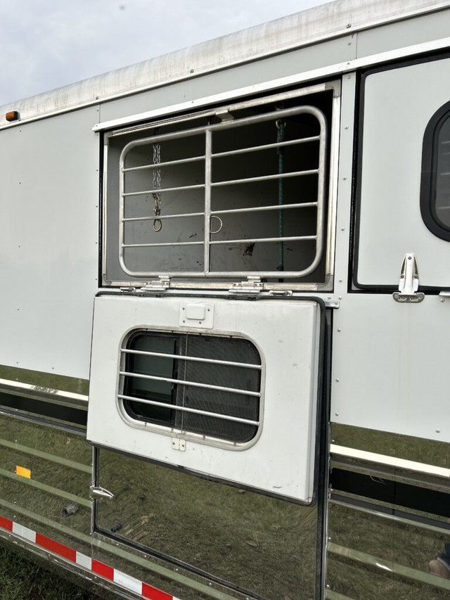 2005 SUNDOWNER 3 HORSE LIVING QUARTERS MIDTACK ALUMINUM TRAILER  in Cargo & Utility Trailers in Calgary - Image 4