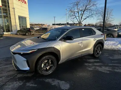 DÉMONSTRATEUR venez découvrir notre TOYOTA BZ4X 2025 TOYOTA BZ4X LE FWD 2025 démonstrateur. Engine:...