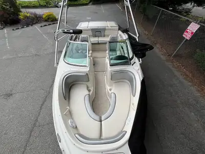 APPLY NOW: https://www.ridecollective.ca/get-pre-approved The 2010 Sea Ray 205 Sport is a 21-foot (6...
