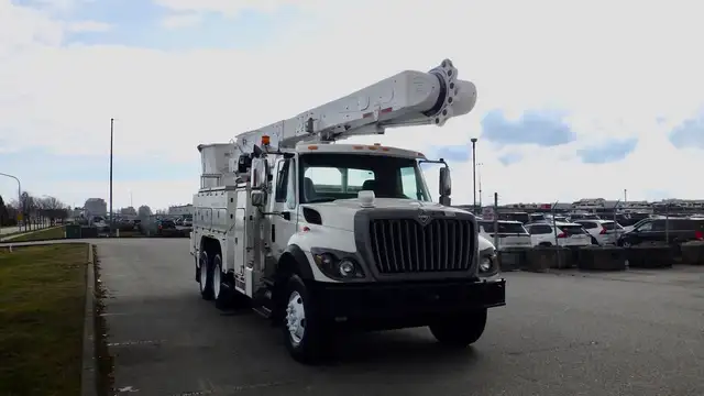 2008 international 7500 Tandem Bucket Truck Diesel Air Brakes in Heavy Trucks in Richmond - Image 3