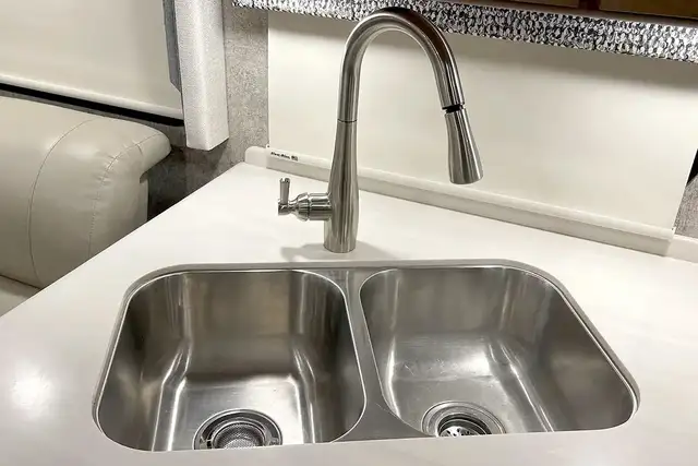 2022 Thor Miramar 35.2 – Pre-Owned Class A Motorhome.  in RVs & Motorhomes in Red Deer - Image 28