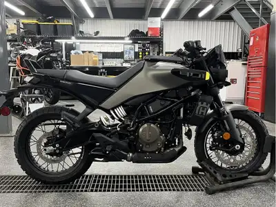 2024 Husqvarna SVARTPILEN 401 B.D. Les photos peuvent être à titre indicatif et sans inscription. Le...