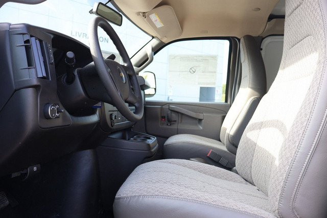 2024 Chevrolet Express Cargo 2500 WT 135'' in Cars & Trucks in City of Montréal - Image 2