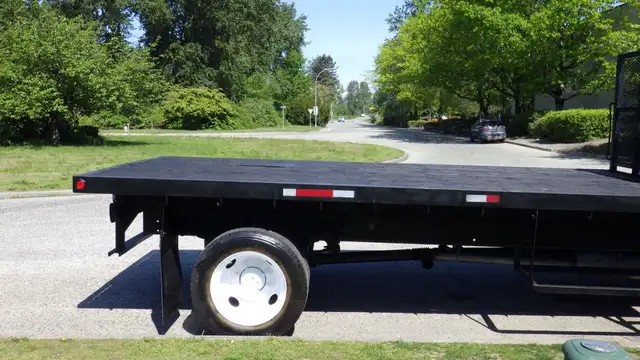 2006 Ford F650 16 Foot Flat Deck in Cars & Trucks in Delta/Surrey/Langley - Image 13