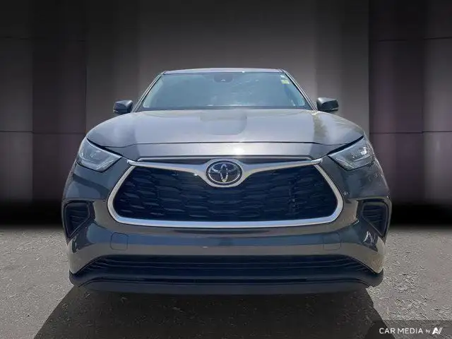 2022 Toyota Highlander LE | V6 Power | 8-Passenger Seating dans Autos et camions dans Cambridge - Image 3