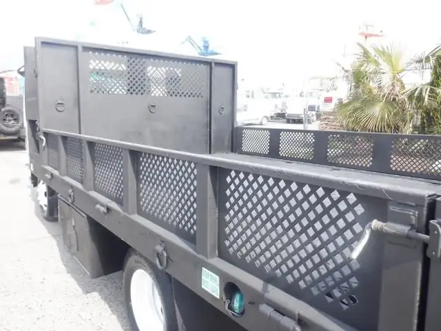 2015 isuzu NPR 12 Foot Flat Deck 3 Seater Diesel in Heavy Trucks in Richmond - Image 25