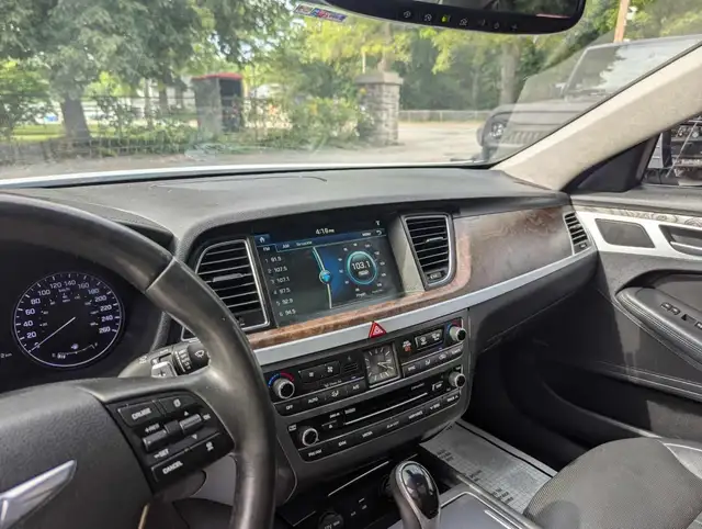 2015 Hyundai Genesis Ultimate dans Autos et camions dans London - Image 10