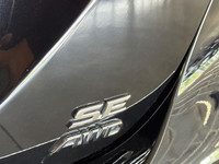 La Toyota Camry SE AWD 2023 combine le confort raffiné d'une berline intermédiaire avec la confiance... (image 6)
