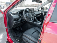 Odometer is 15371 kilometers below market average! Leather, Reverse Camera, Clean Car fax Report and... (image 8)