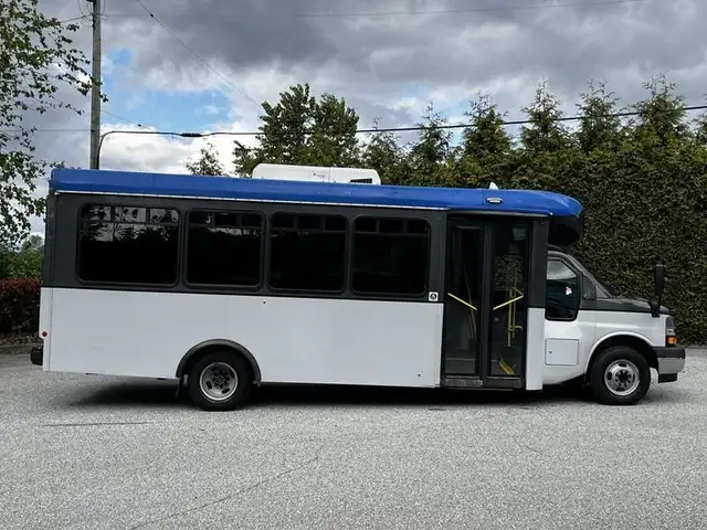 2019 chevrolet Express G4500 21 Passenger Bus With Wheelchair Ac in Heavy Trucks in Richmond - Image 12