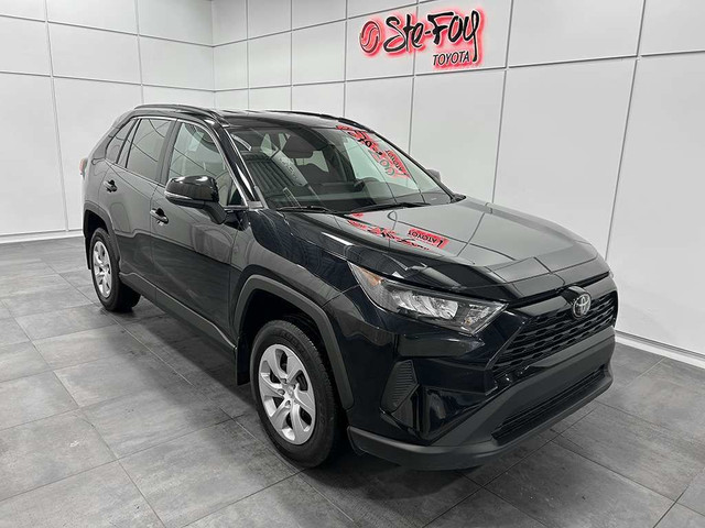 2021 Toyota RAV4 LE AWD - SIEGES CHAUFFANTS - BAS KILOMETRAGE in Cars & Trucks in Québec City