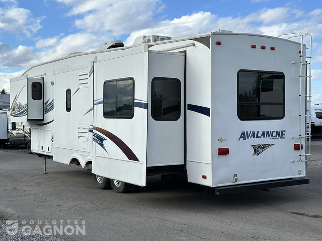 2011 Avalanche 330 RE Fifth Wheel in Travel Trailers & Campers in Laval / North Shore - Image 3