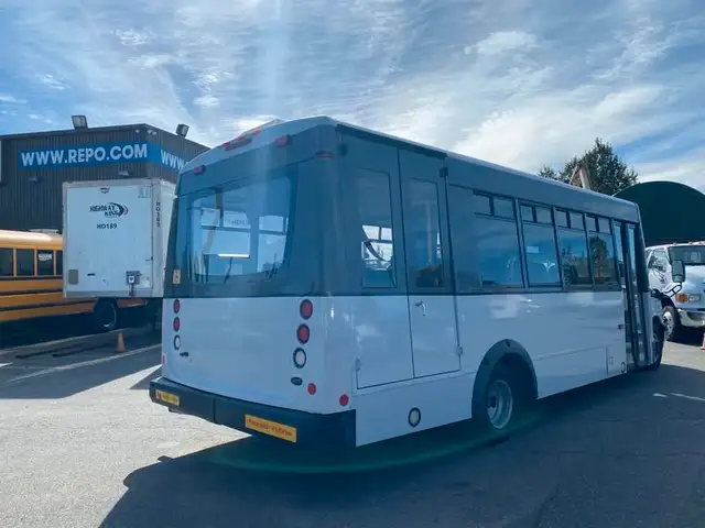 2017 chevrolet Express G4500 21 Passenger Bus With Wheelchair Ac in Heavy Trucks in Richmond - Image 6