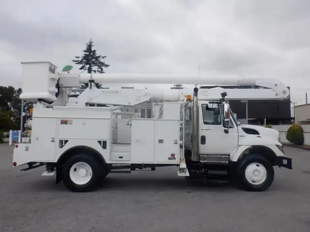 2009 international 7400 Workstar Bucket Truck With Air Brakes Di in Heavy Trucks in Richmond - Image 6